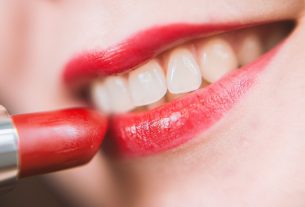 Przerwa między zębami. Jak zlikwidować diastemę?