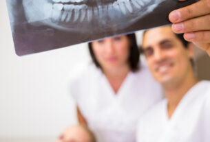 Odbudowa zębów po bruksizmie – od czego zacząć leczenie?