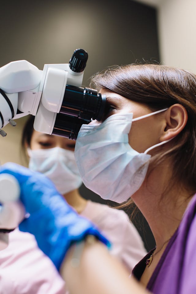 Czy zabieg przeszczepu dziąseł boli?