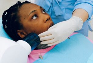 Wybielanie zębów, a aparaty ortodontyczne – co trzeba wiedzieć?