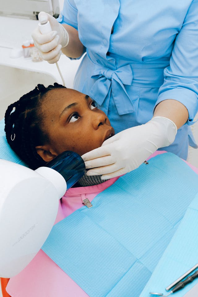 Wybielanie zębów, a aparaty ortodontyczne – co trzeba wiedzieć?