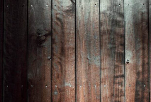 Panele imitujące drewno na ścianę – inspiracje do nowoczesnych wnętrz