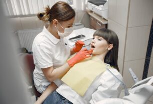 Odbudowa zęba na włóknie szklanym - ile wizyt u dentysty?