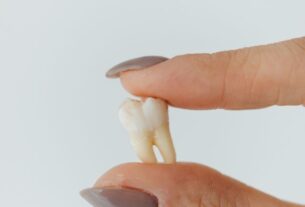 Dlaczego dziąsło wokół implantu jest czerwone, opuchnięte i bolesne?