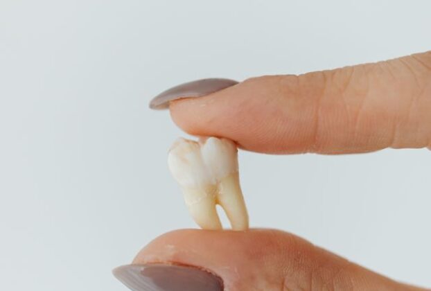 Dlaczego dziąsło wokół implantu jest czerwone, opuchnięte i bolesne?