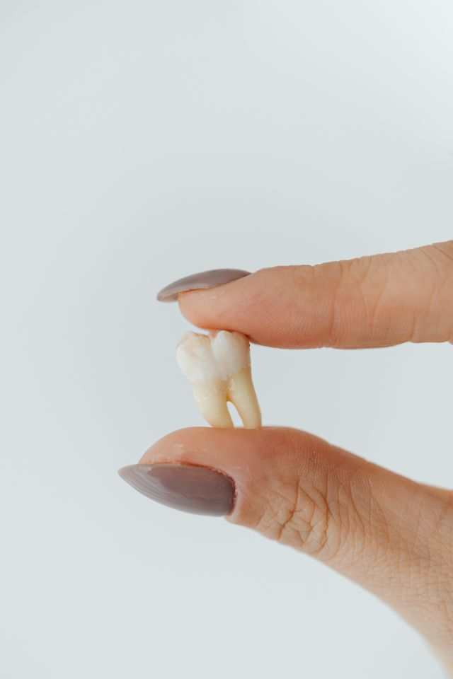 Dlaczego dziąsło wokół implantu jest czerwone, opuchnięte i bolesne?