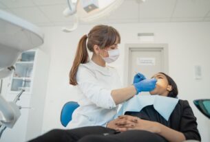 Czy implant zęba może wypaść?