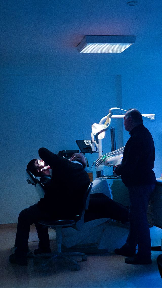 Czy chirurg stomatolog może leczyć powikłania po wszczepieniu implantu?