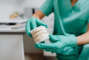 Czy protezę na implantach trzeba wyjmować do czyszczenia?